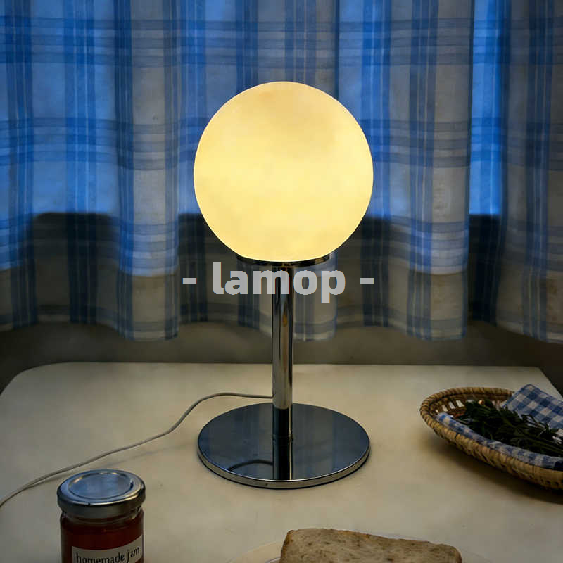 Desk Lamp - Milchweiße, massive Globus-Tischlampe mit dünnem Chromständer,